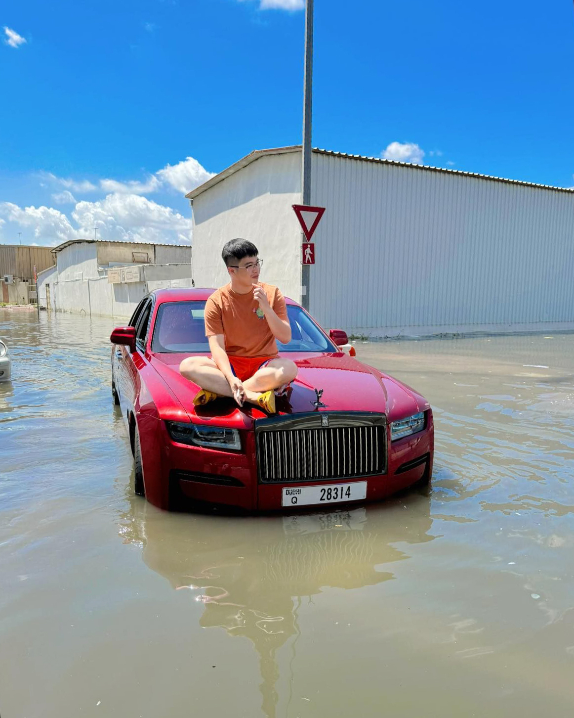 Read more about the article Dân chơi người Việt mất 4 tỷ đồng để sửa chữa Rolls-Royce Ghost sau trận lũ lịch sử tại Dubai