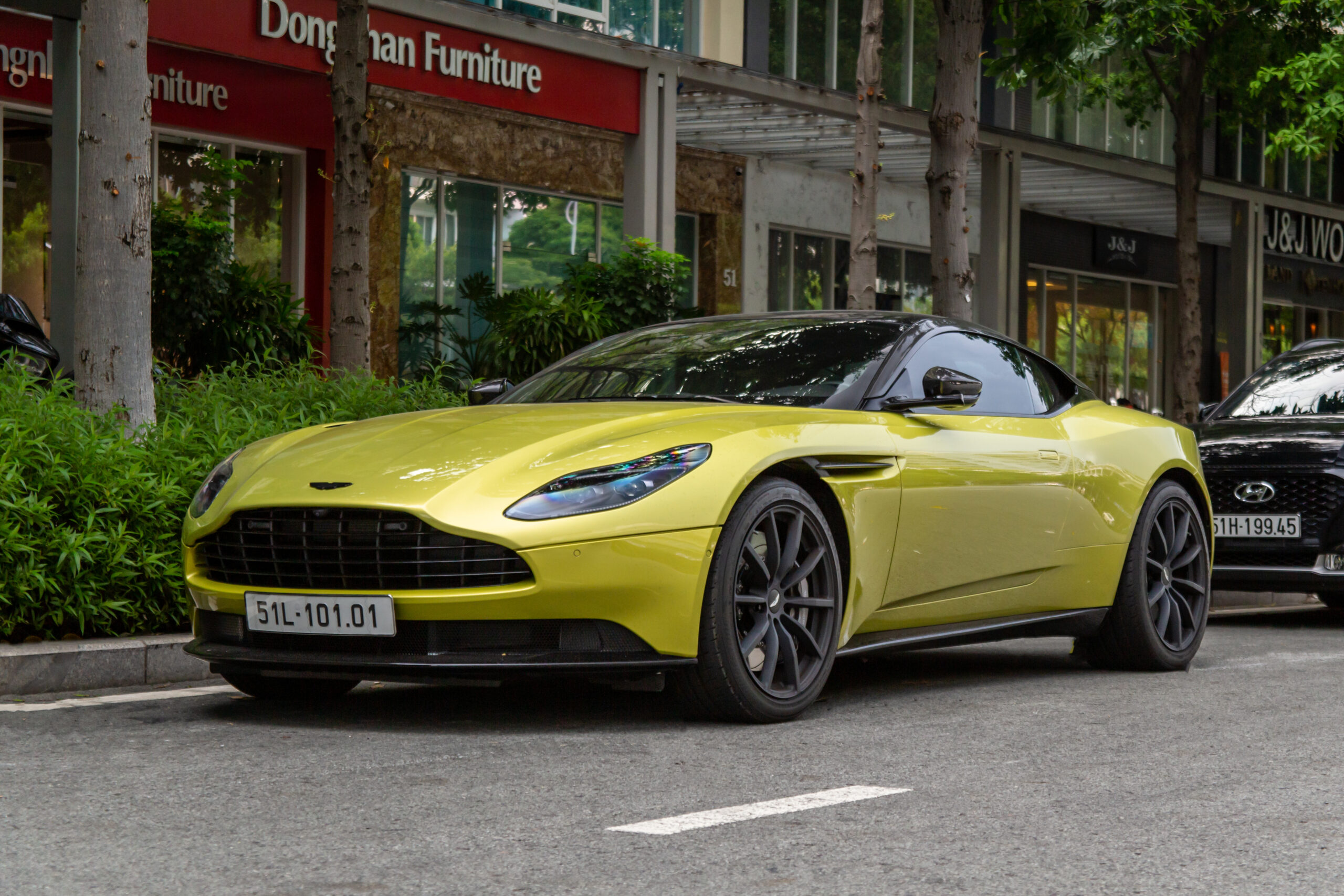 Read more about the article Aston Martin DB11 mang biển số đẹp trúng đấu giá 40 triệu đồng trên phố Sài Gòn