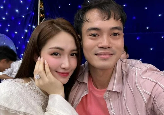 Read more about the article Mối quan hệ thân thiết hơn 1 thập kỷ của Hòa Minzy và Văn Toàn