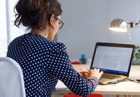 Read more about the article Cách bảo vệ mắt khi dùng máy tính hàng ngày