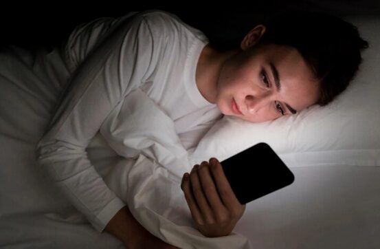 Read more about the article Tác hại của việc sử dụng điện thoại quá nhiều