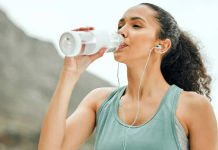 Read more about the article Trời nắng như đổ lửa, uống nước sai cách có thể hại thân!